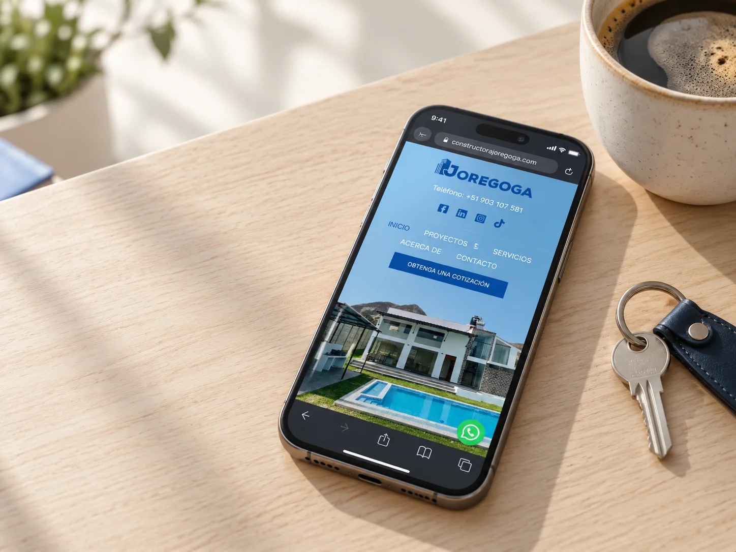 Web de Constructora Joregoga funcionando en celular, junto a las llaves: entregada llave en mano